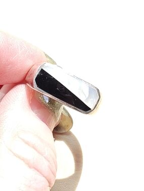Silver Onyx And Mother Of Pearl Eing Size 8.5